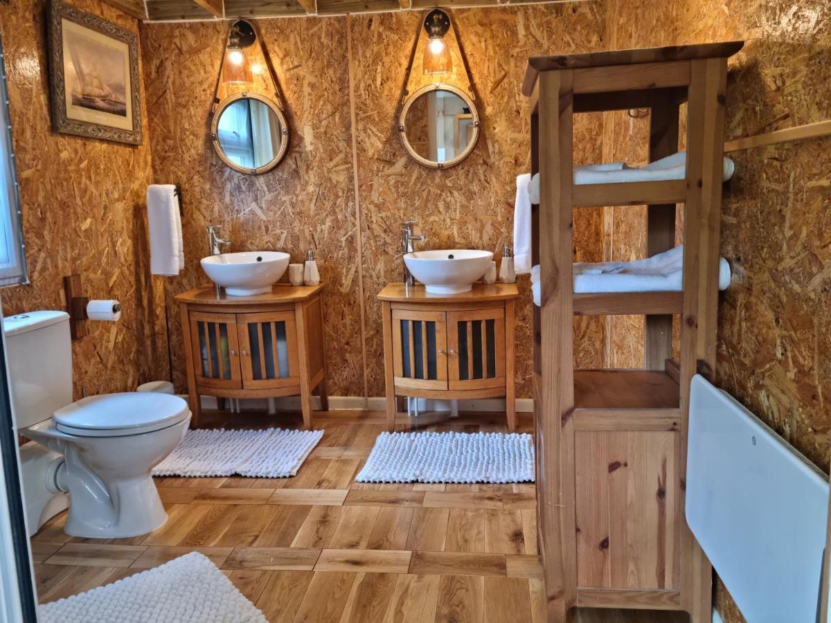 奥斯威斯 Riverside Cabin At Pen-Y-Bont Mill酒店 外观 照片